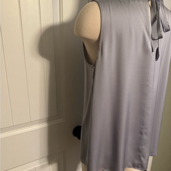 Elegant Lilac Sleeveless Top - Picture 5 of 7